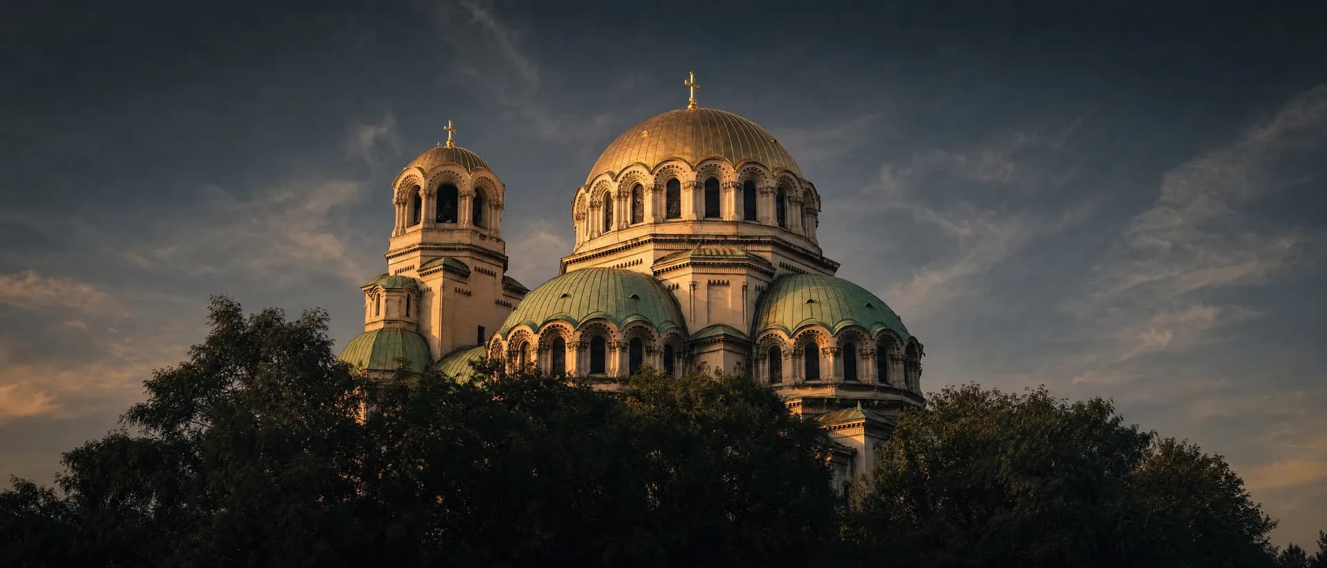 Куполите на храм-паметник „Свети Александър Невски“ в София по залез